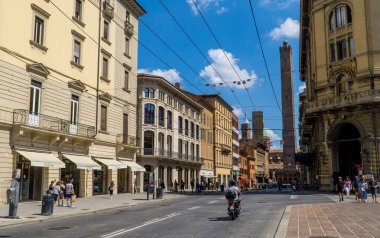 Bologna, İtalya - 18 Ağustos 2020 - Via Rizzoli caddesinde motosiklet ve arka planda Asinelli kuleleri