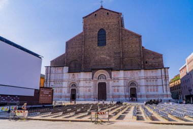Bologna, İtalya - 18 Ağustos 2020 - San Petronio Balsilica ile 15. yüzyıl Maggiore Meydanı (Piazza Maggiore)