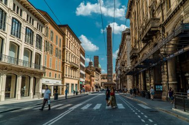 Bologna, İtalya - 18 Ağustos 2020 - Via Rizzoli caddesinde motosiklet ve arka planda Asinelli kuleleri