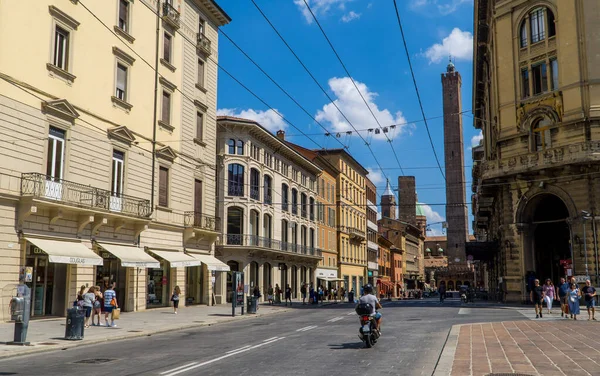 Bolonha Itália Agosto 2020 Motocicleta Rua Rizzoli Com Pessoas Torres — Fotografia de Stock