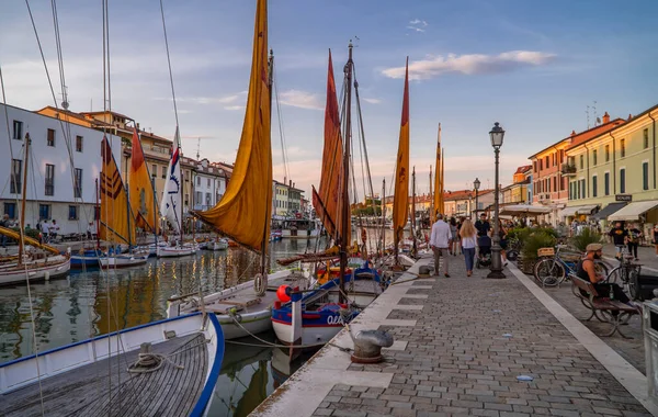 Cesenatico Ιταλία Αυγούστου 2020 Άνθρωποι Περπατούν Στο Ηλιοβασίλεμα Ιστιοφόρα Στα — Φωτογραφία Αρχείου