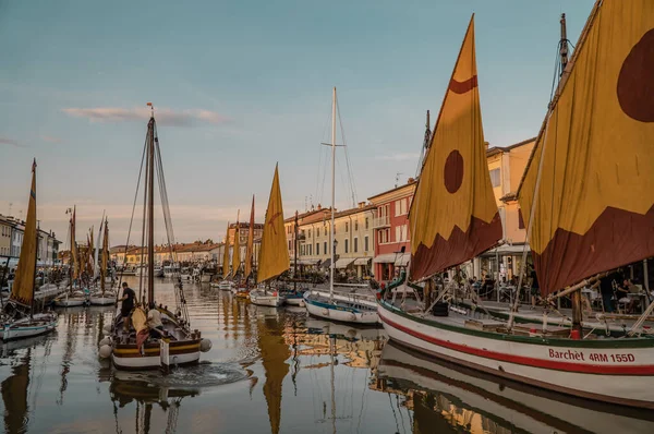 Cesenatico Ιταλία Αυγούστου 2020 Παραδοσιακά Ιστιοφόρα Σκάφη Στο Κανάλι Στο — Φωτογραφία Αρχείου