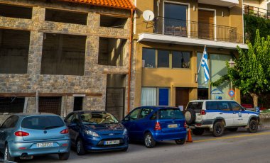Arachova, Yunanistan - 5 Ekim 2020 - Yunanistan 'ın Arachova kentindeki arabalar ve polis karakolu