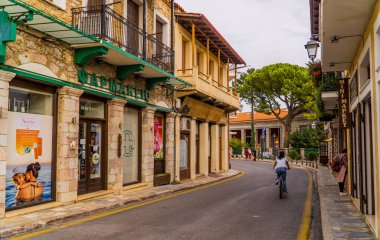 Arachova, Yunanistan - 5 Ekim 2020 - Yunanistan 'ın Arachova kış spor beldesinde eczane, insan ve mağazalarla dolu bir cadde