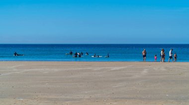 Matosinhos, Portekiz - 6 Eylül 2020 - Matosinhos sahilinde insanlar sörf, yürüyüş ve yüzme