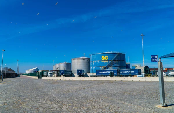 ポルトガルのマトシンホス 2020年9月6日 大規模な石油ドラム コンテナ カモメとマトシンホスの工業港 — ストック写真
