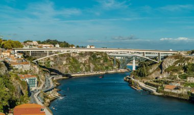 Portekiz, Porto 'daki Infante köprüsü ile Douro nehri üzerindeki köprülerin panoramik görüntüsü