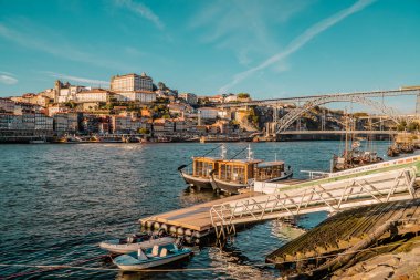 Porto, Portekiz - 1 Eylül 2020 - Douro Nehri 'nin tekneli muhteşem günbatımı manzarası, Dom Luis Köprüsü ve Ribeira bölgesi mimarisi