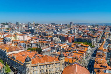 Porto, Portekiz - 3 Eylül 2020 - Klerigos Kulesi 'nden Orta Oporto' daki binaların ve çatıların havadan panoramik görüntüsü