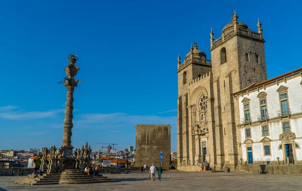 葡萄牙波尔图 2020年9月16日 在罗曼式波尔图主教座堂前的观光客与雕像 — 图库照片