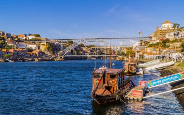 Porto, Portekiz, 26 Ağustos 2020 - Ribeira ve Douro nehri ile eski ahşap varil teknenin güzel manzarası