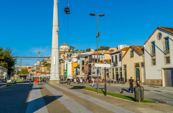 Vila Nova Gaia Portugal Agosto 2020 Pessoas Caminhando Sob Teleférico — Fotografia de Stock