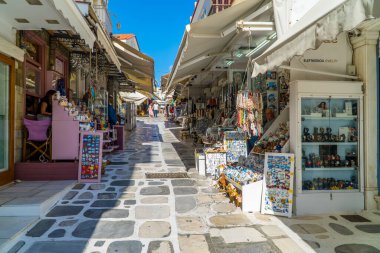 Tinos Town, Yunanistan - 8 Ekim 2020 - Tinos, Cyclades 'in başkentinde hediyelik eşya dükkanları olan bir yaya sokağı