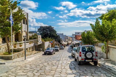 Tinos Town, Yunanistan - 8 Ekim 2020 - Tinos, Cyclades adasının başkentinde arabalı ve geleneksel mimarisi olan bir cadde