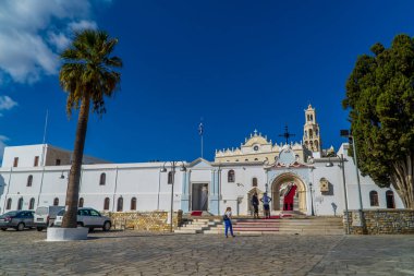 Tinos Kasabası, Yunanistan - 8 Ekim 2020 - Tinos Adası 'ndaki Tinos Ortodoks Manastırı' nın girişinin sokak manzarası