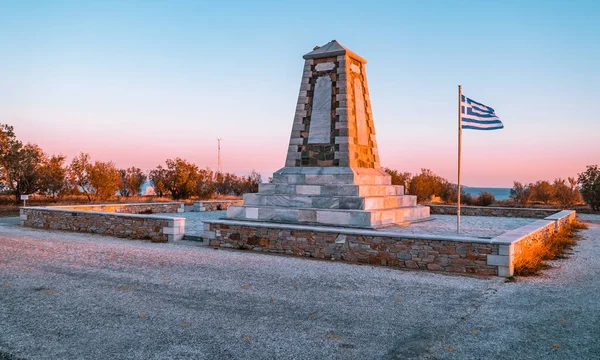 Ville Tinos Grèce Octobre 2020 Coucher Soleil Sur Monument Drapeau — Photo