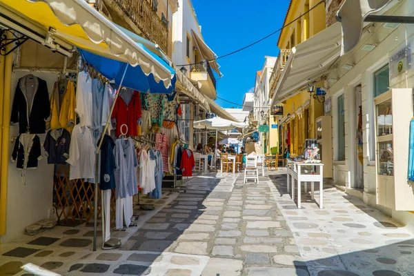 Tinos Town, Yunanistan - 8 Ekim 2020 - Tinos, Cyclades 'in başkentinde dükkanları ve restoranları olan yaya caddesi