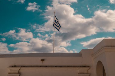 Tinos, Cyclades, Yunanistan 'daki Our Lady of Tinos Manastırında Yunan Bayrağı