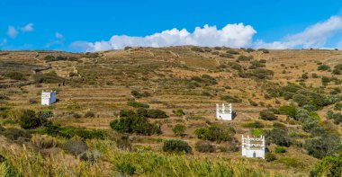 Yunanistan 'ın Tinos kentindeki Tarambados köyünde Dovecotes (güvercin evleri)