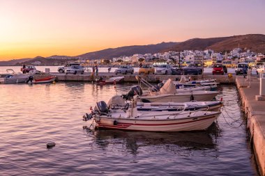 Tinos Town, Yunanistan - 9 Ekim 2020 - Tinos Adası 'ndaki eski Tinos Town (hora) limanındaki küçük balıkçı teknelerinin gün batımı manzarası