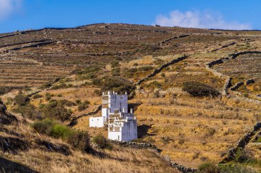 Yunanistan 'ın Tinos kentindeki Tarambados köyünde geleneksel Dovecotes (güvercin evleri)