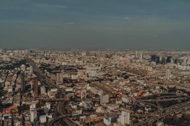 Bangkok, Tayland - 1 Aralık 2019 - Baiyoke Kulesi 'nin sisli yollarının ve Bangkok şehir manzarasının manzarası