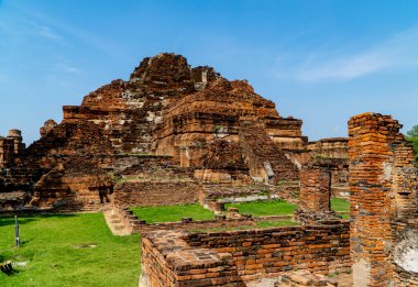 Ayutthaya, Tayland - Wat Mahathat Tapınakları - mavi gökyüzü ile koyu kırmızı tuğlalı tapınak - bir Ayutthaya Turu resmi