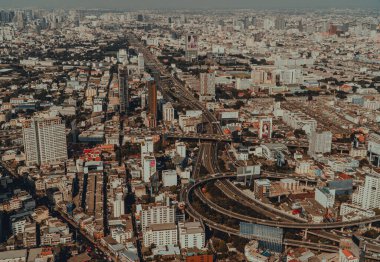 Bangkok, Tayland - 1 Aralık 2019 - Bangkok şehir manzarası ve Baiyoke Kulesi 'nden gelen sisli otoyol trafiği