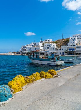 Ormos Panormou (Panormos), Yunanistan - 9 Ekim 2020 - Yunanistan 'ın Tinos adasındaki Panormos köyündeki balıkçı tekneleri ve Cyclades evlerinin dikey çekimi.