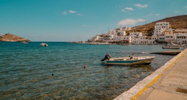 Ormos Panormou (Panormos), Yunanistan - 9 Ekim 2020 - Yunanistan 'ın Tinos adasındaki Panormos köyündeki balıkçı tekneleri ve Cyclades evlerinin manzarası.