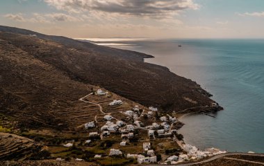 Yunanistan 'ın Tinos, Cyclades adasındaki Ormos Isternion kasabasının panoramik manzarası