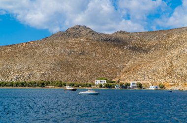 Ormos Panormou (Panormos), Yunanistan - 9 Ekim 2020 - Panormos, Tinos, Cyclades, Yunanistan yakınlarındaki dağlı küçük tekne