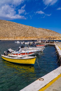 Ormos Panormou (Panormos), Yunanistan - 9 Ekim 2020 - Yunanistan 'ın Kiklad adasındaki Panormos köyündeki küçük balıkçı teknelerinin dikey görüntüsü