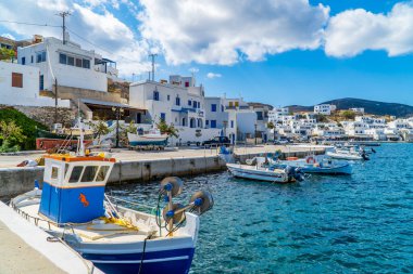 Ormos Panormou (Panormou), Yunanistan - 9 Ekim 2020 - Yunanistan 'ın Tinos, Cyclades adasındaki Panormos köyünün panoramik manzarası, küçük balıkçı tekneleri ve Kiklad mimarisi