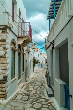 Pyrgos, Yunanistan - 9 Ekim 2020 - Pyrgos (Panormos), Tinos, Yunanistan 'da tipik Cycladik evleri olan mermer bir cadde
