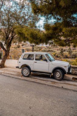 Pyrgos, Yunanistan - 9 Ekim 2020 - Yunanistan 'ın Kiklad adasındaki Pyrgos (Panormos) kasabasındaki yaşlı Lada Niva