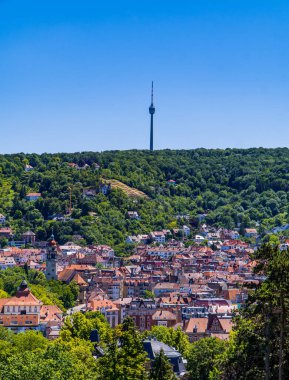 Stuttgart dikey şehir görüntüsü Karlshohe 'den görünen TV kulesi evleriyle çekiliyor
