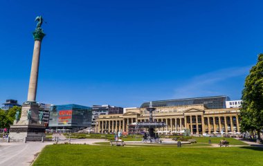 Stuttgart, Almanya - 2 Haziran 2020 - Stuttgart şehir merkezindeki Schlossplatz (kale meydanı) panoramik manzaralı bir çeşme ve Konigsbau Passagen sarayı binası