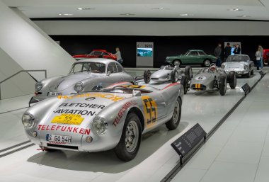 Stuttgart, Almanya - 7 Haziran 2020 - klasik Porsche sporları, ırk ve Formula 1 arabaları- Zuffenhausen, Stuttgart 'taki Porsche Müzesi' nde sergileniyor.