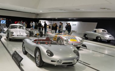 Stuttgart, Almanya - 7 Haziran 2020 - klasik Porsche spor, yarış ve Formula 1 arabaları Stuttgart 'taki Porsche Müzesi' nde yüz maskesi takan turistlerle