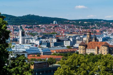 Stuttgart, Almanya - 2 Haziran 2020 - Eugensplatz 'dan katedral ve binalarla Stuttgart' ın panoramik görüntüsü