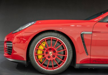 Stuttgart, Almanya - 7 Haziran 2020 - Stuttgart 'taki Porsche Müzesi' nin siyah arka planlı kırmızı Porsche Panamera GTS 'nin ön görünümü