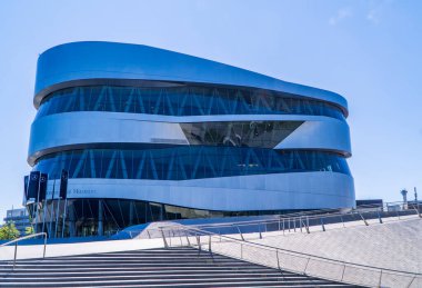 Stuttgart, Almanya - 12 Haziran 2020 - Stuttgart, Almanya 'daki Mercedes Benz Müzesi' nin modern tasarım binası