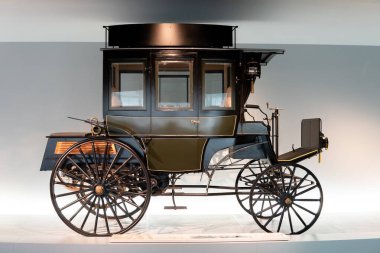 Stuttgart, Almanya - 12 Haziran 2020 - 1895 Benz Omnibus otomobil arabası Stuttgart, Almanya 'daki Mercedes Benz Müzesi' nde
