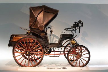 Stuttgart, Almanya - 12 Haziran 2020 - 1893 Benz Victoria antik araba Mercedes Benz Müzesi içinde Stuttgart, Almanya