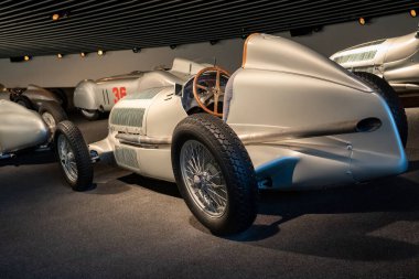 Stuttgart, Almanya - 12 Haziran 2020 - 1950 'lerin Formula 1 ve diğer Mercedes yarış arabaları Stuttgart' taki Mercedes Müzesi 'nin içinde