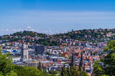 Stuttgart, Almanya - 12 Haziran 2020 - kilise kuleleri, eski evler ve Karlshohe 'den görünen binalar ile şehir manzarası