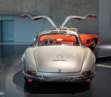 Stuttgart, Almanya - 12 Haziran 2020 - Stuttgart 'taki Mercedes Müzesi' nin içinde martı kanatlı kapıları açık olan gri Mercedes 300 SL 'nin arka görüntüsü