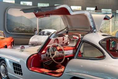 Stuttgart, Almanya - 12 Haziran 2020 - Stuttgart.jpg 'daki Mercedes Müzesi' nin içindeki martı kanatlı kapılar açık gri Mercedes 300 SL 'nin kırmızı iç mekanı