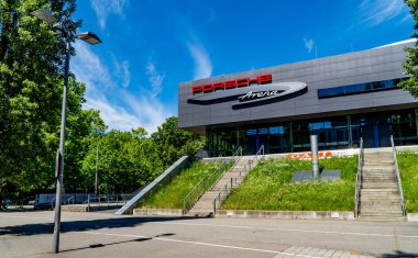 Stuttgart, Almanya - 12 Haziran 2020 - Stuttgart 'ta çok amaçlı bir spor kompleksi olan Porsche Arena' ya çıkan merdivenler